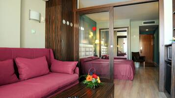 مكتب وتجهيزات عازلة للصوت وواي فاي