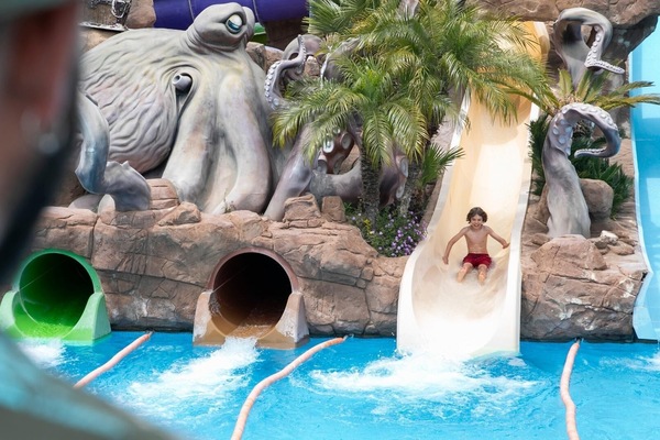 Indoor pool, 6 outdoor pools, pool umbrellas, sun loungers