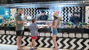 4 ristoranti, aperti a colazione e a pranzo, cucina internazionale