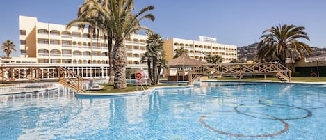Piscine intérieure, 6 piscines extérieures, parasols, chaises longues