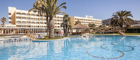 Una piscina cubierta, 6 piscinas al aire libre, sombrillas, tumbonas