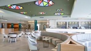 3 bares/lounges, saguão/lounge