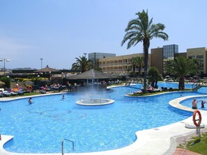 Una piscina cubierta, 6 piscinas al aire libre, sombrillas, tumbonas