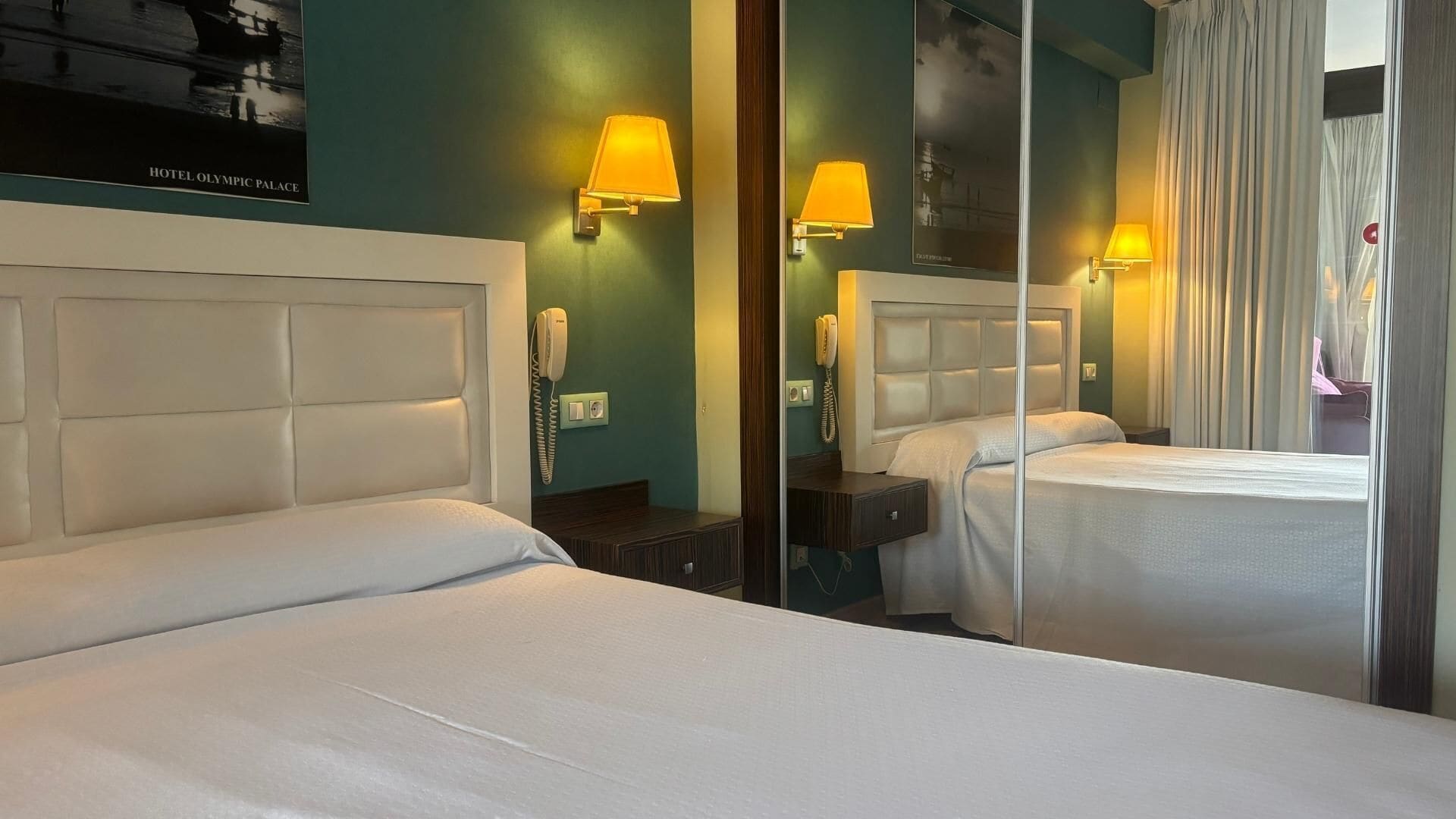 Desk, soundproofing, WiFi