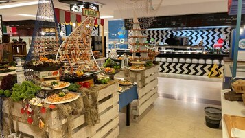 4 間餐廳；供應早餐、午餐、晚餐；多國菜