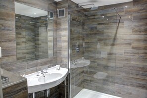 Habitación doble de lujo | Baño | Amenidades de baño gratuitas, secadora de cabello, toallas 