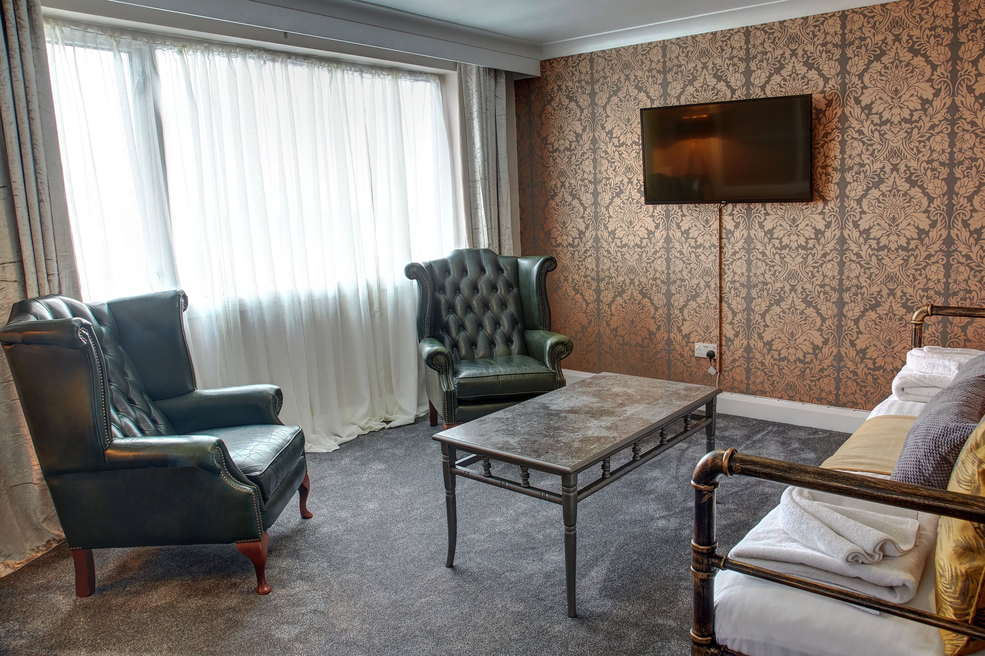 triple room | living area | flat-screen tv