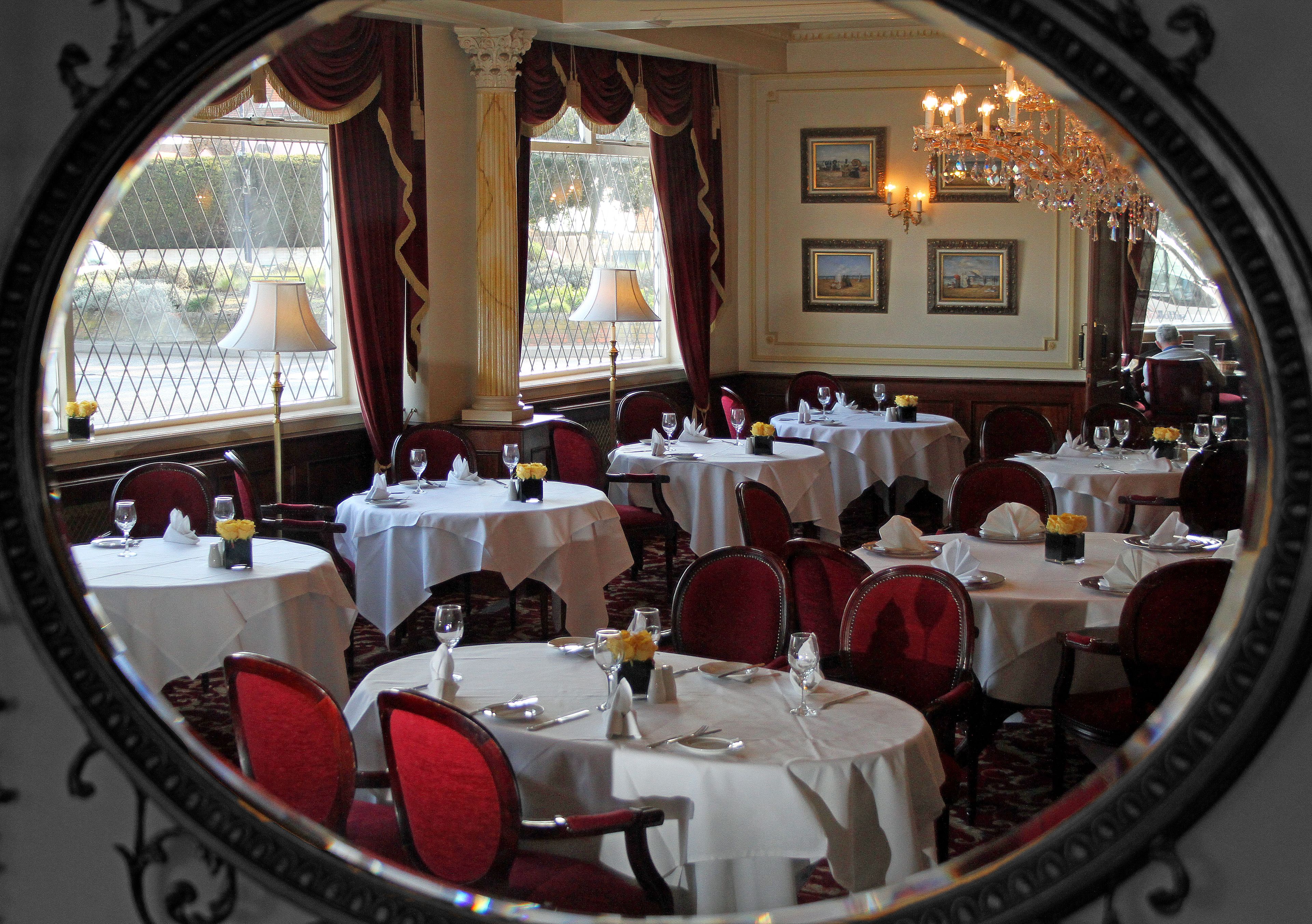 2 ห้องอาหาร, บริการอาหารเช้า, อาหารอังกฤษ