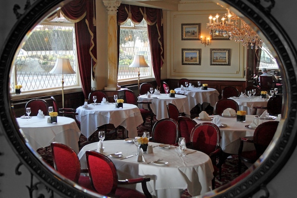 2 restaurants; breakfast served