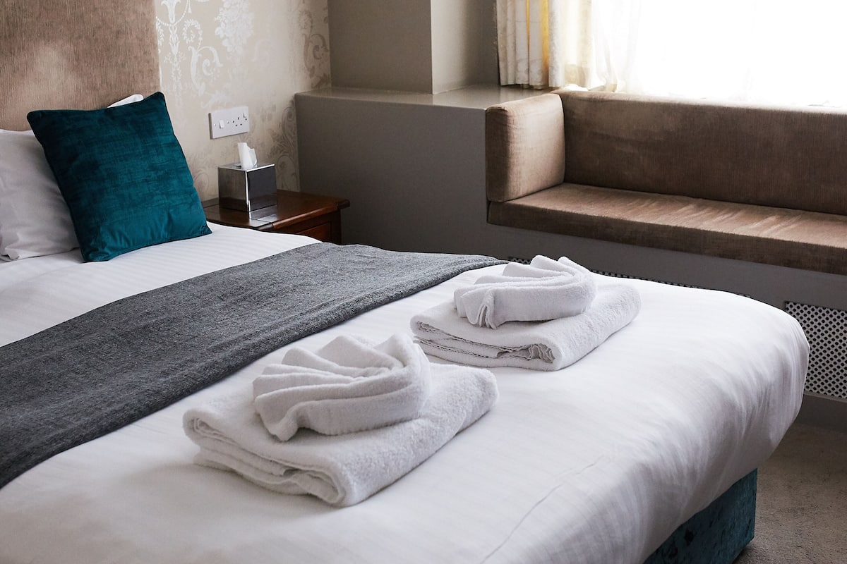 luxury double room | iron/ironing board, free wifi, bed sheets