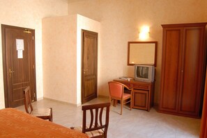 セーフティボックス (室内)�、デスク、ベビーベッド (無料)、WiFi (無料)