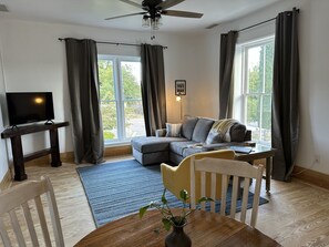 公寓 | 起居区 | 42-英寸纯平电视（配备数码频道）、智能电视、Hulu