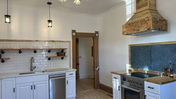Departamento | Cocina privada | Microondas, horno, cafetera y tetera y congelador