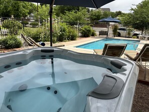 Seasonal outdoor pool, pool umbrellas, pool loungers - The Cottage @ 241 North (St. George)