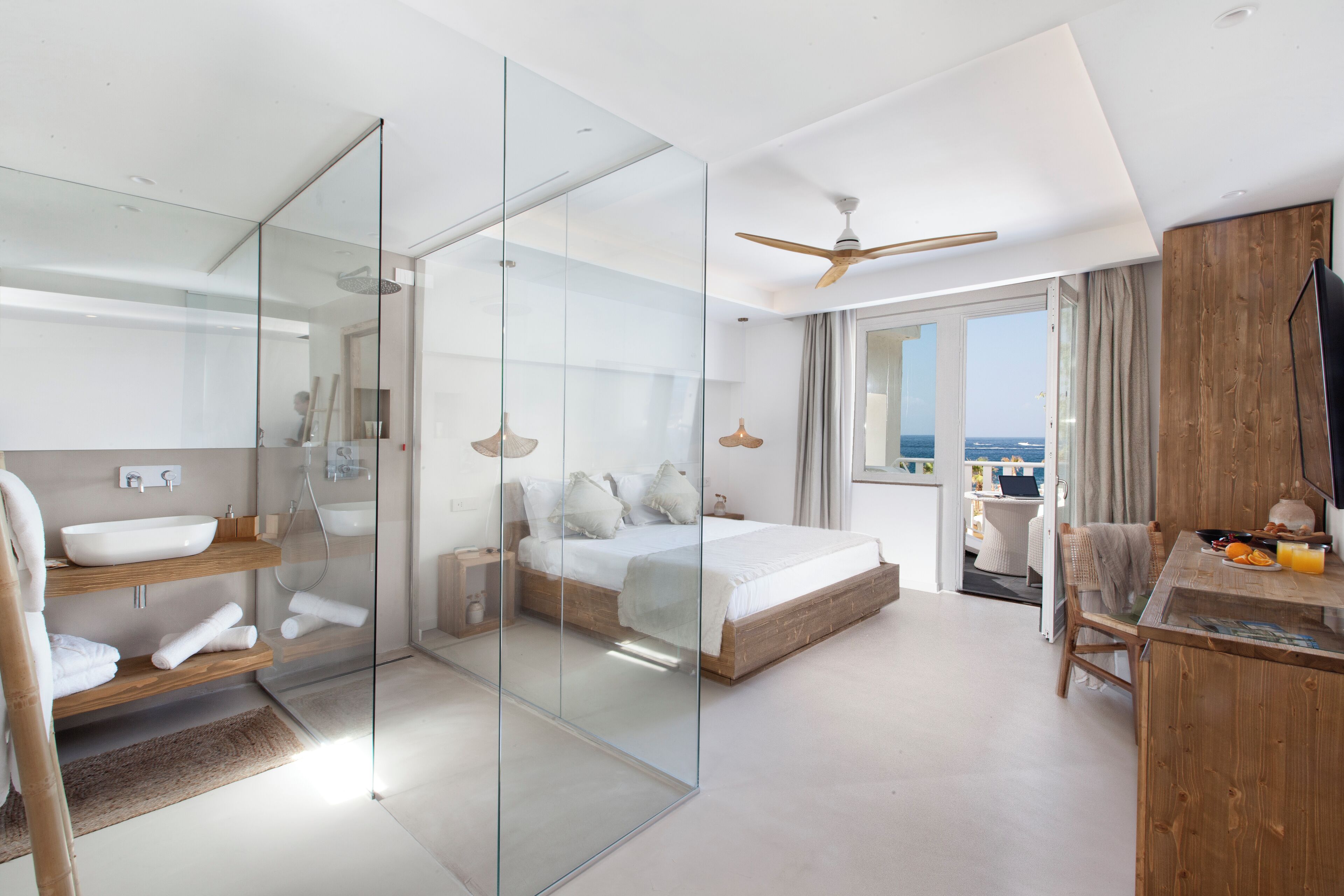 Minibar, coffres-forts dans les chambres, bureau, rideaux occultants