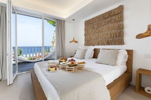 Minibar, caja de seguridad en la habitación y escritorio 