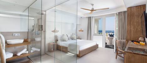 Minibar, caja de seguridad en la habitación y escritorio