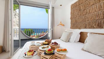 Minibar, safe på rommet, skrivebord og blendingsgardiner