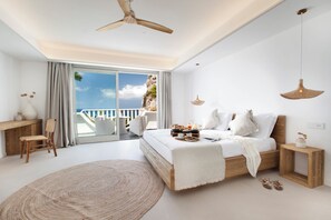 Minibar, caja de seguridad en la habitación y escritorio 