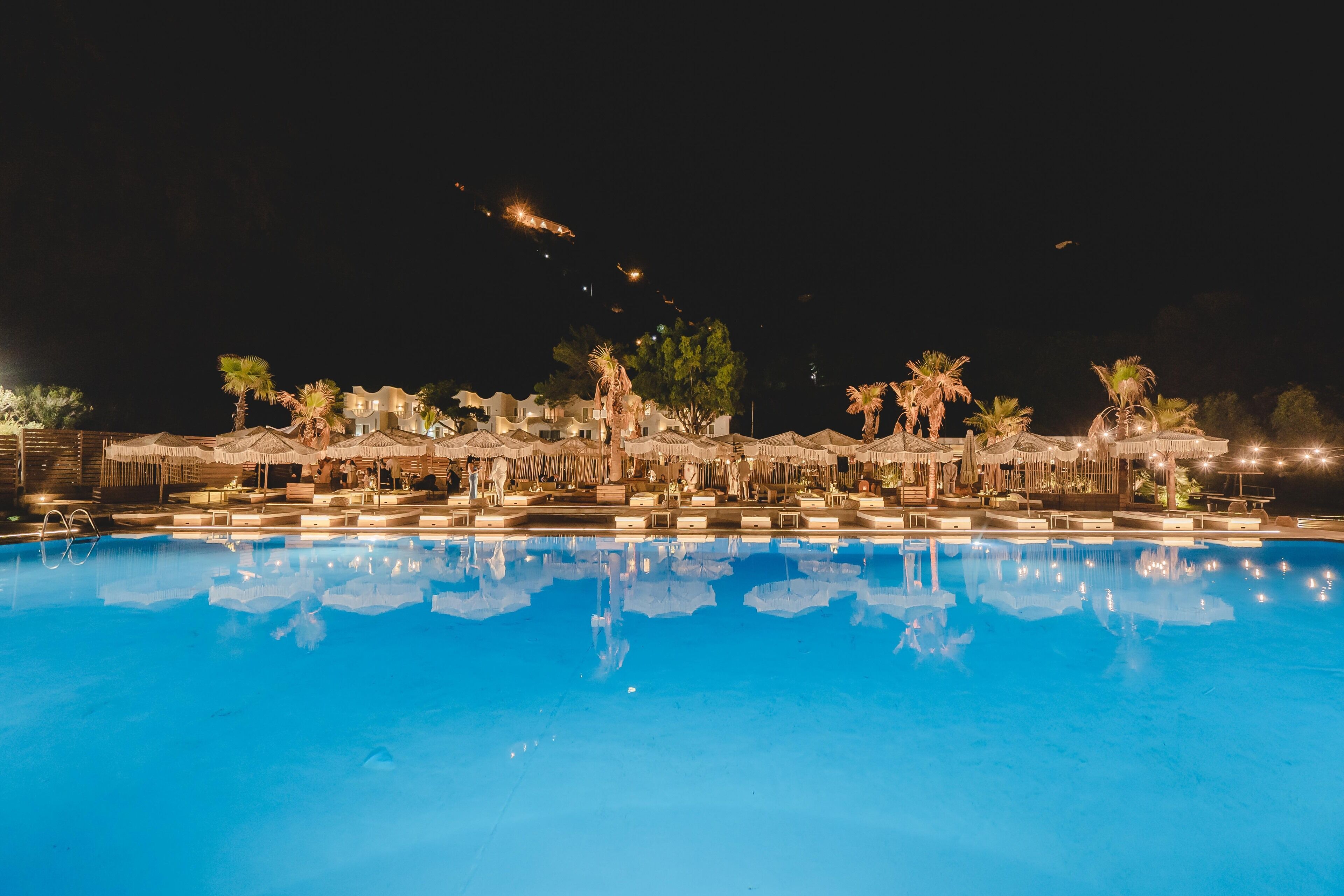 Seasonal outdoor pool, pool umbrellas, sun loungers