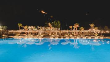 Een seizoensgebonden buitenzwembad, parasols voor strand/zwembad