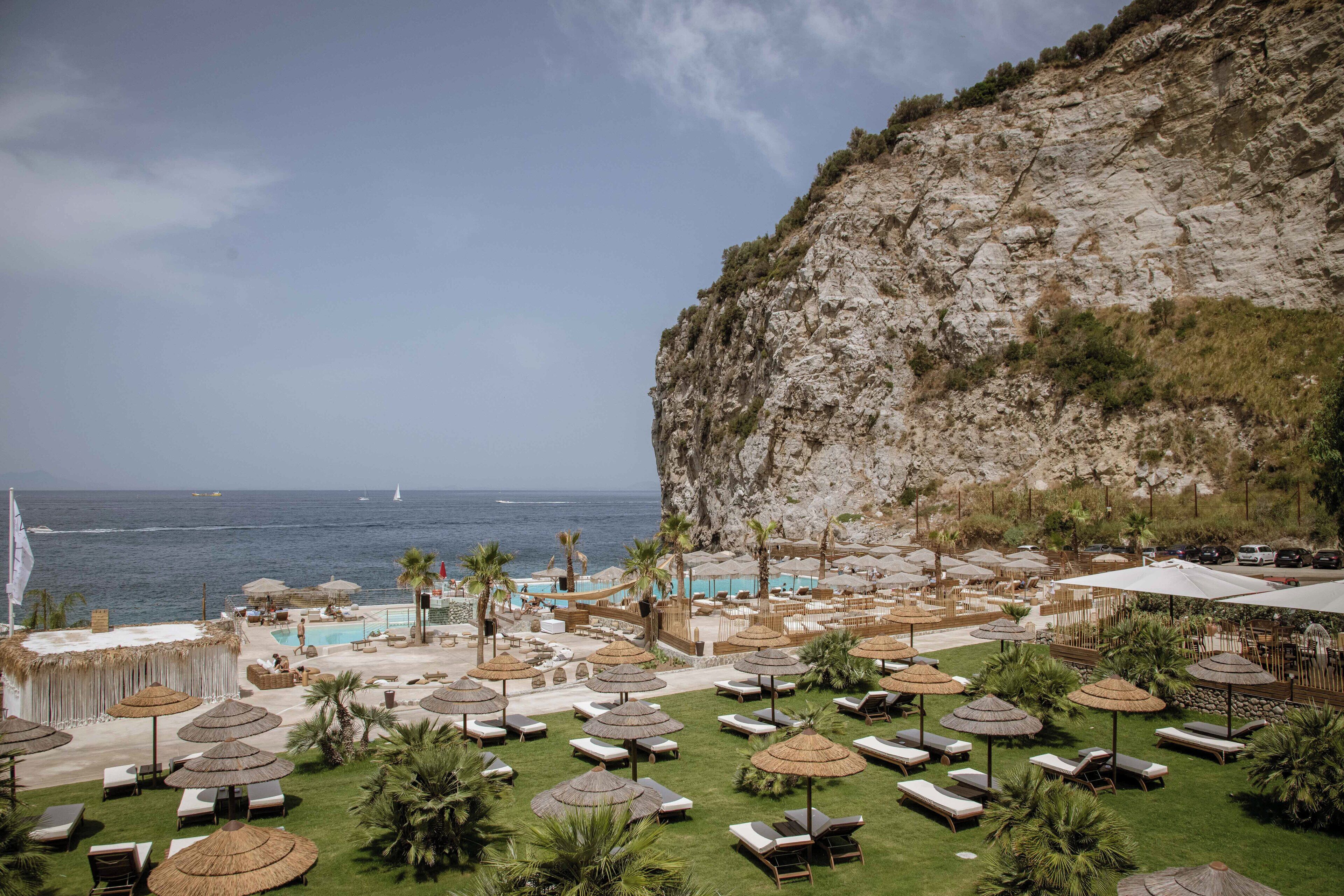 Ein Resort mit Poolbereich, Liegestühlen und Sonnenschirmen.