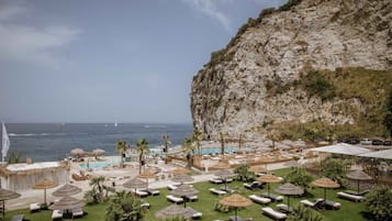 Ein Resort mit Poolbereich, Liegestühlen und Sonnenschirmen.
