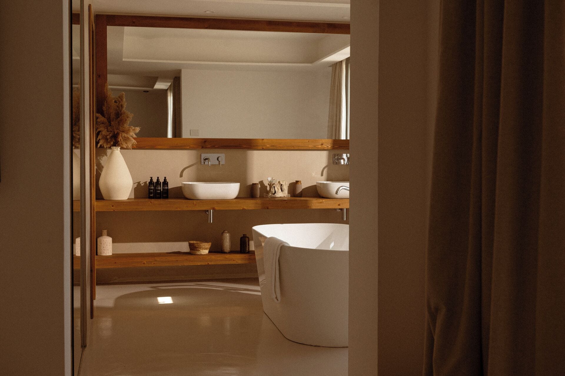 Shower, rainfall showerhead, free toiletries, hair dryer