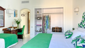 Premium bedding, down duvets, minibar, in-room safe - Villa di Sorrento (Sorrento)