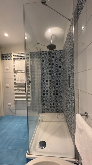 Baignoire, articles de toilette gratuits, sèche-cheveux, bidet