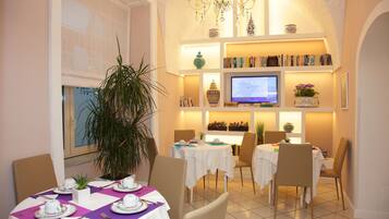 TĂ€gliches FrĂŒhstĂŒcksbuffet (15 EUR pro Person)