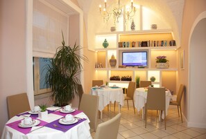 Petit déjeuner buffet (15 EUR par personne)