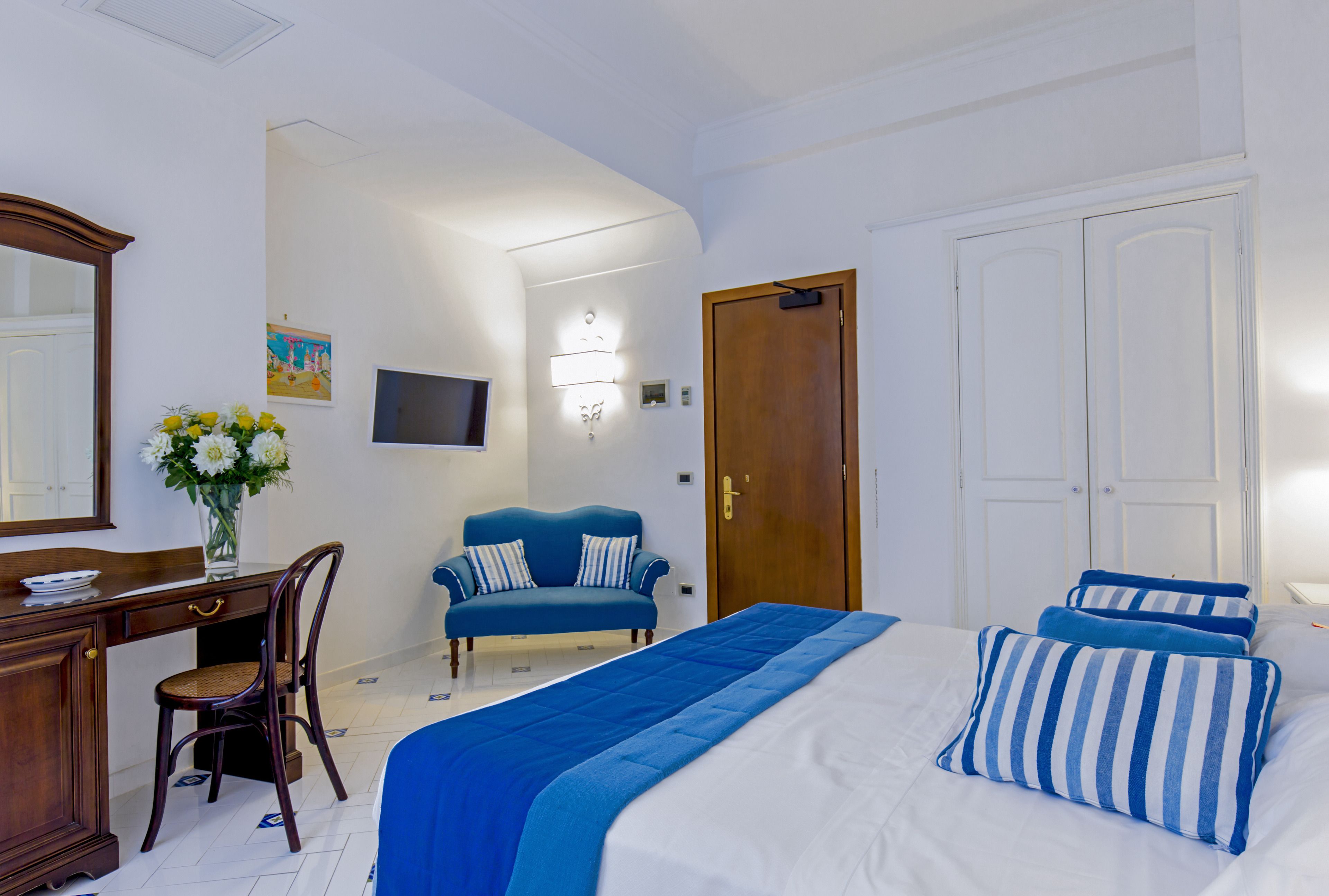family room | 1 bedroom, premium bedding, down duvets, minibar