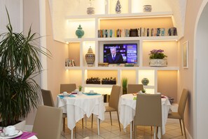 Daily buffet breakfast (EUR 15 per person) - Villa di Sorrento (Sorrento)