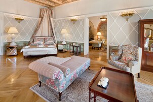 Apartamento superluxo, sacada, vista para a cidade | Roupas de cama premium, camas com colchões pillow-top, frigobar