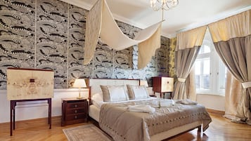 Luksusleilighet, byutsikt | Sengetøy av topp kvalitet, senger med overmadrass og minibar