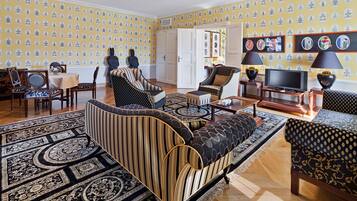 Apartamento de lujo, vistas a la ciudad | Ropa de cama de alta calidad, colchones con acolchado adicional, minibar