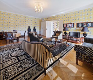 Luksusleilighet, byutsikt | Sengetøy av topp kvalitet, senger med overmadrass og minibar