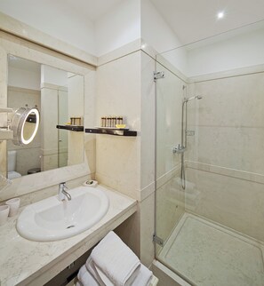 Superior Double Room | Bathroom | Combined shower/tub, designer toiletries, hair dryer, bathrobes