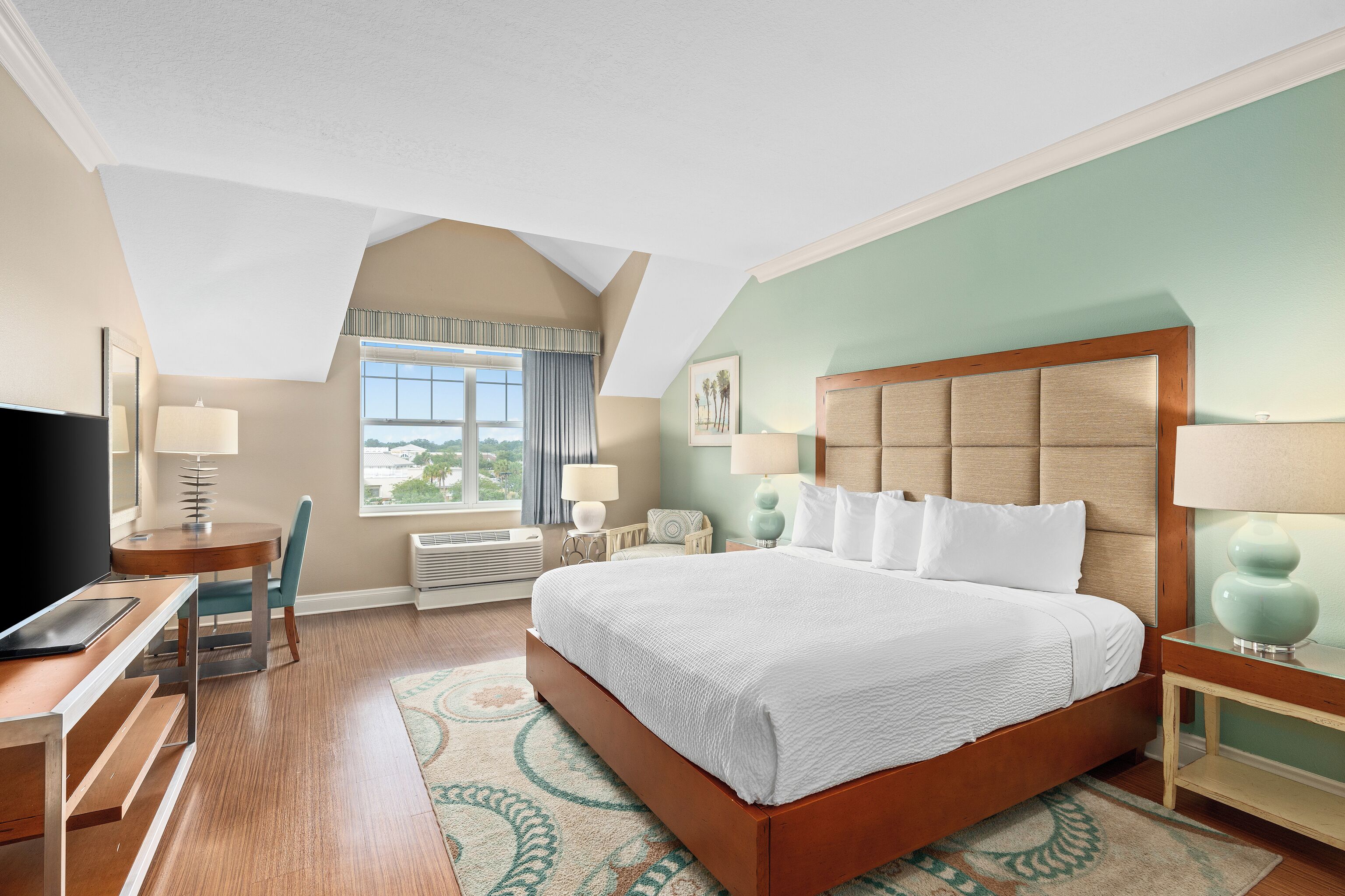 standard room, 1 king bed | 1 bedroom, pillow-top beds, in-room safe, desk