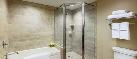 Une salle de bain moderne avec une douche à parois de verre, une baignoire sur pieds et des toilettes.