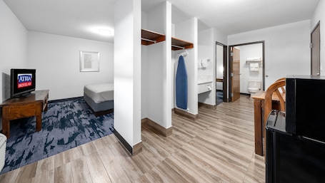 Iron/ironing board, free WiFi, bed sheets, alarm clocks. Atria Hotel and RV McGregor