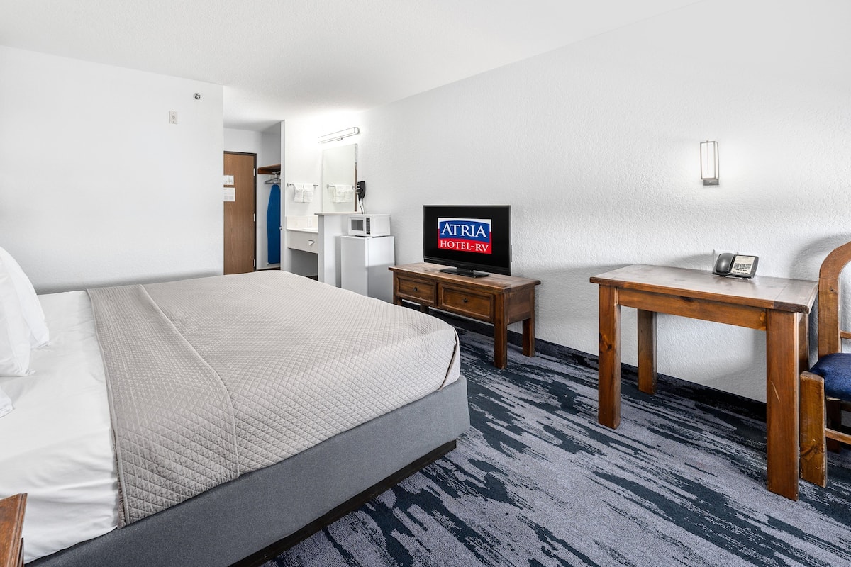 Iron/ironing board, free WiFi, bed sheets, alarm clocks