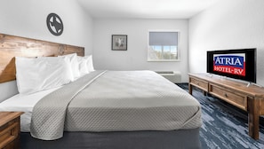Quarto, 1 cama King, para fumantes | Ferros/tábuas de passar roupa, Wi-Fi de cortesia, roupa de cama