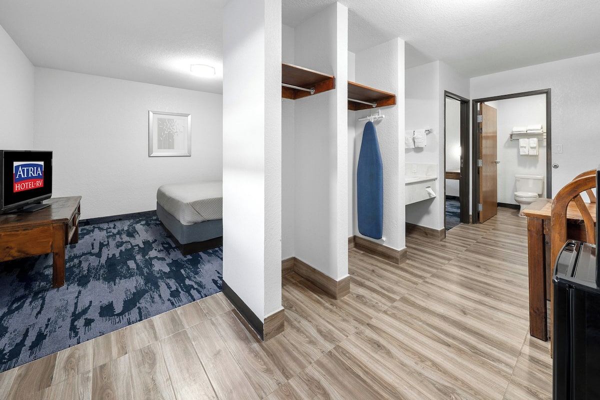 Quarto, 1 cama de casal, acessível, para não fumantes | Ferros/tábuas de passar roupa, Wi-Fi de cortesia, roupa de cama