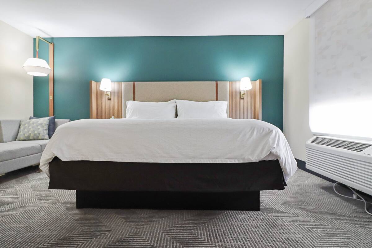 standard room, 1 king bed | 1 bedroom, premium bedding, pillow-top beds, in-room safe