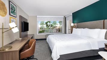 Premium Room, 1 King Bed | Premium bedding, pillowtop beds, in-room safe, desk