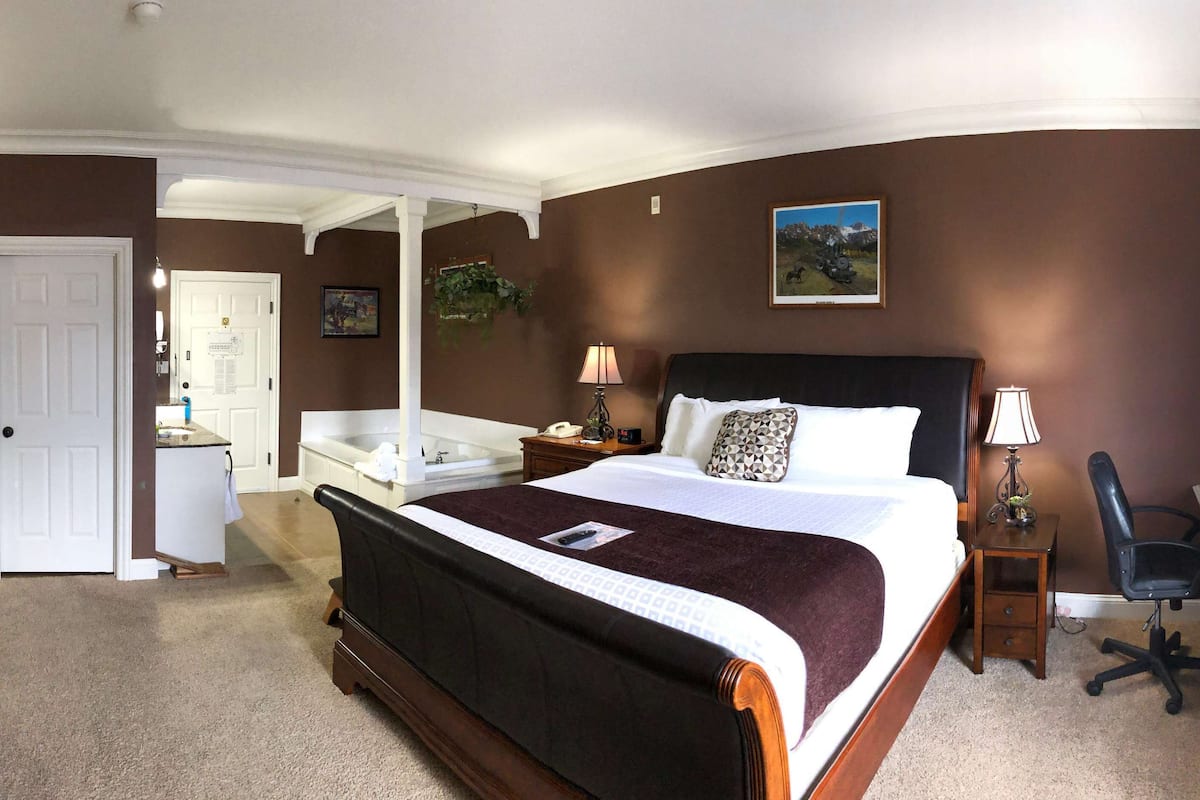 1 bedroom, pillow-top beds, minibar, desk