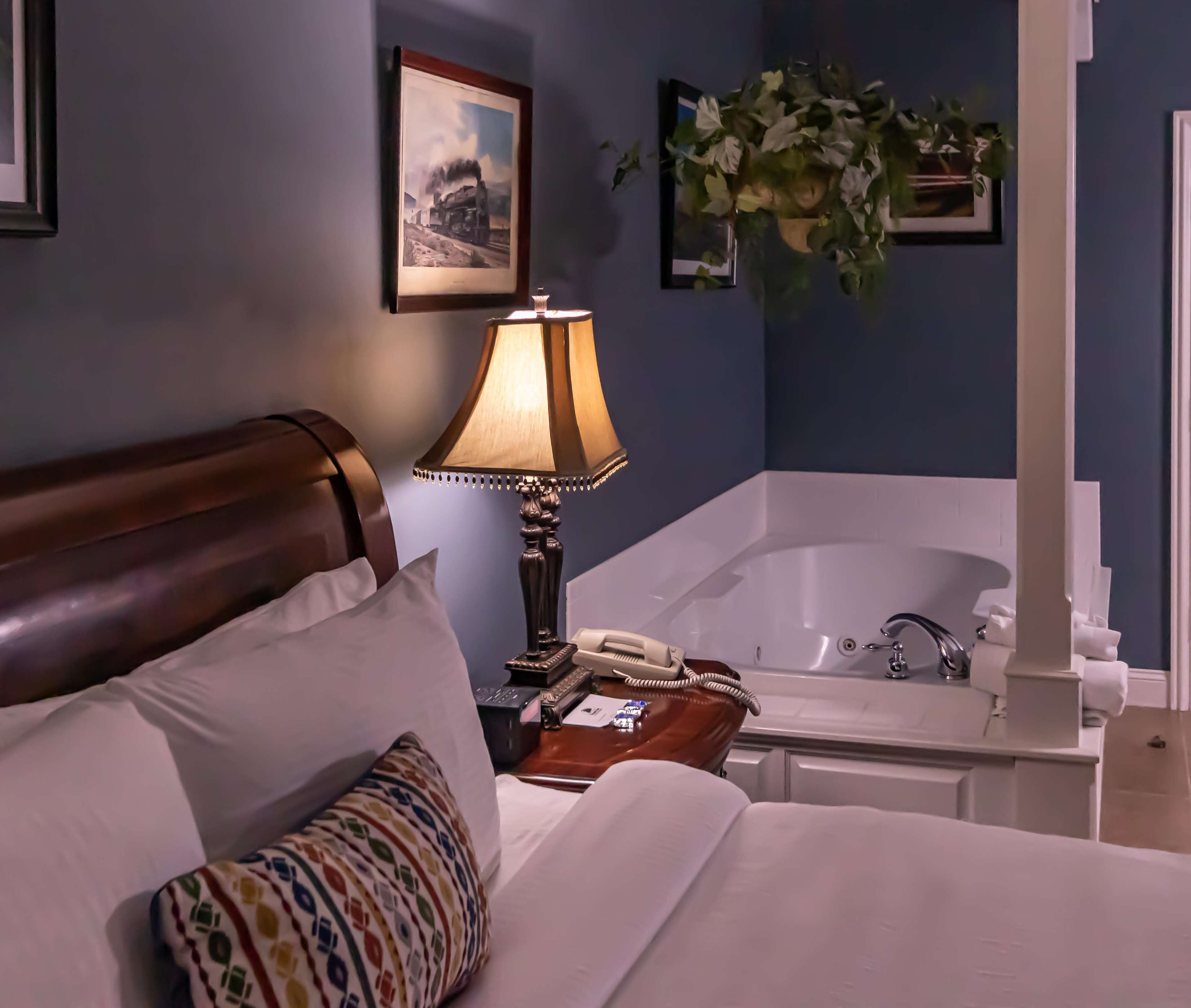 Pillowtop beds, minibar, desk, soundproofing