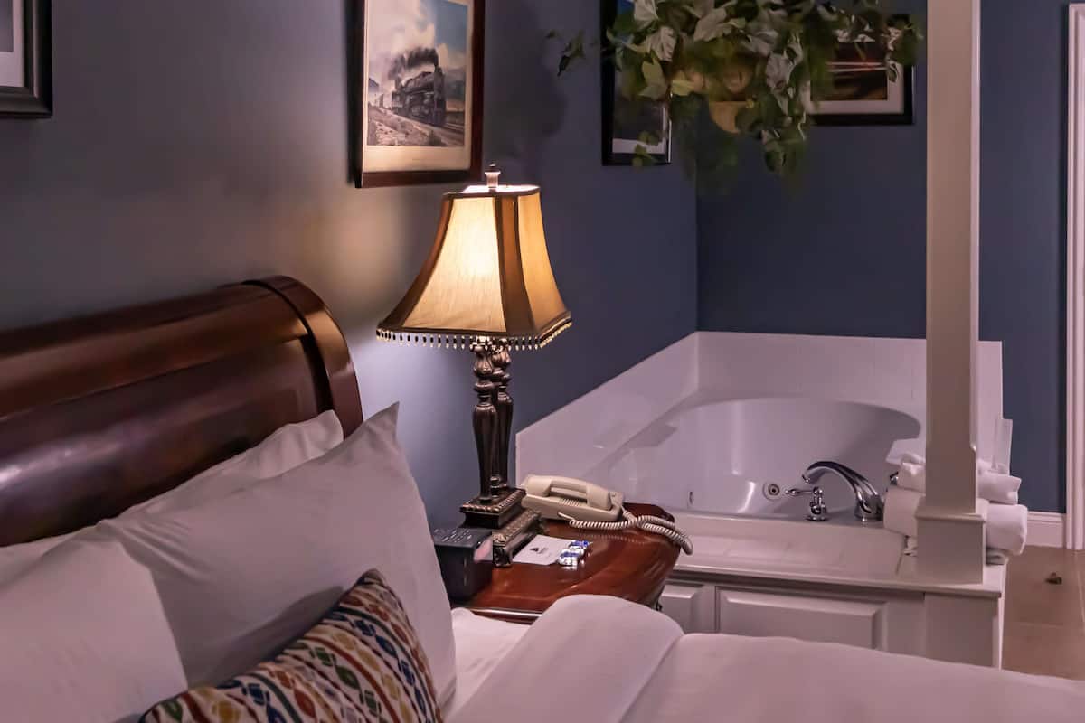 1 bedroom, pillow-top beds, minibar, desk